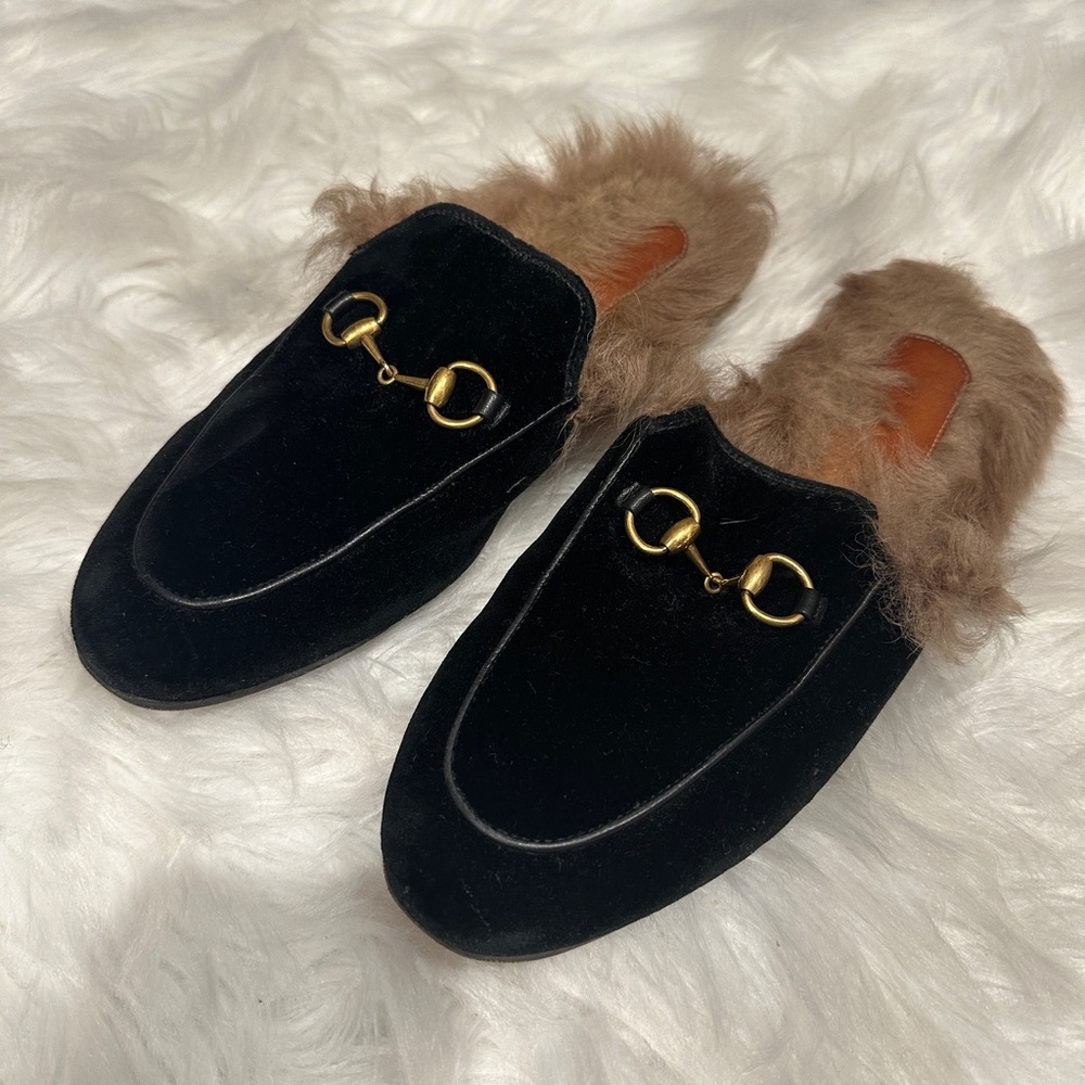 GUCCI Womens Black Velvet Loafers with Fur